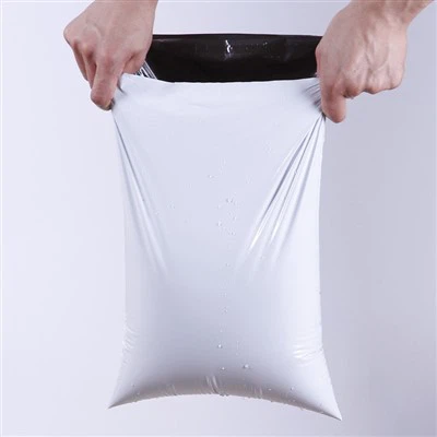 bílé polyetylénové poštovní tašky